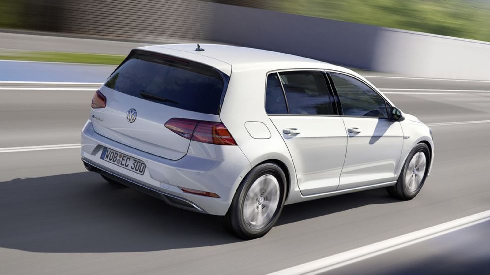 Tο ανανεωμένο VW e-Golf έχει βελτιωμένη αυτονομία σχεδόν κατά 50%, καθώς εφεξής θα μπορεί να κάνει όχι 130 χλμ. που έκανε πριν με μία φόρτιση, αλλά 200 χλμ.